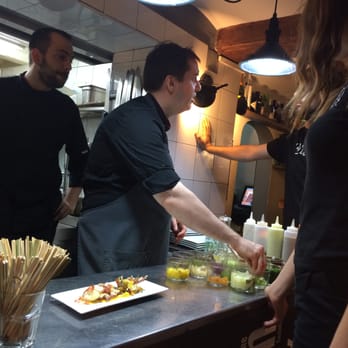 La Comisaría - Here the Scottish chef prepares a plate. - Tapas Bars Near Me - Valencia, V La Comisaría - Here the Scottish chef prepares a plate. - Tapas Bars Near Me - Valencia, V