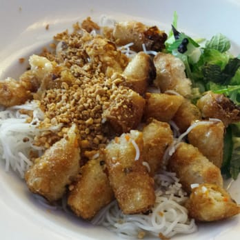 Phó - Reisnudeln mit Gemüserollen - Vietnamese Near Me - Munich, BY Phó - Reisnudeln mit Gemüserollen - Vietnamese Near Me - Munich, BY