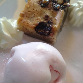 La Divina Comedia Playa - Vais a alucinar si pedís este postre... Brownie blanco con nata y helado de pétalos de rosas, sencillamente... ¡¡ESPECTACULAR!! - Hotels Near Me - Valencia, V