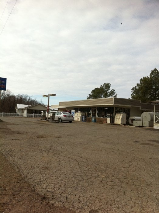 GRANTHAM’S 100 GROCERY 12095 Highway 100, Bolivar, Tennessee