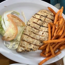 La Parrilla Burgers & Beer - Pechuga con batatas fritas