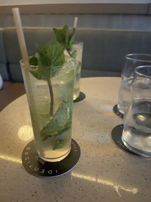 Identidad Cocktail Bar by null