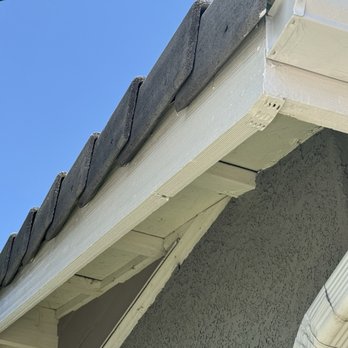 Battle Born Painting - Fascia leading up to the apex of the roof out front. - Painters Near Me - Reno, Nevada Battle Born Painting - Fascia leading up to the apex of the roof out front. - Painters Near Me - Reno, Nevada