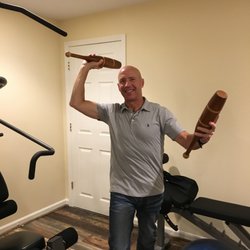 Dan Cantor Fitness - Demonstrating a shoulder mobility exercise