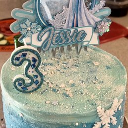 Neapolitan cake with a frozen theme Neapolitan cake with a frozen theme