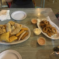 Rompeolas - Small sample platter of frituras y un plato de calamari