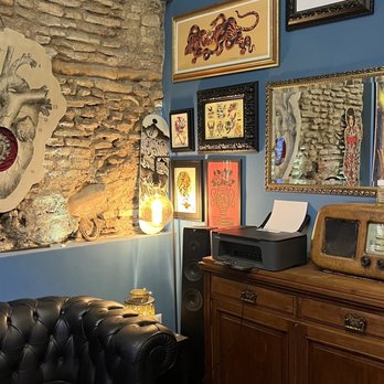 Jay Lester Tattoo - Parlor/waiting room - Tattoo Near Me - Rome, RM