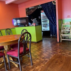 Thai Food House - Bright & happy interior
