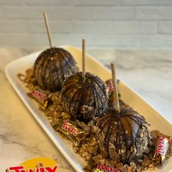 Bakery And Bites - TWIX Chocolate Caramel Apples