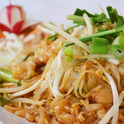 Sunisas Thai Restaurant - No. 63 - Phad Thai - Gebratene Reisnudeln mit Tofu, Sojasprossen und Hühnerfleisch / Schweinefleisch / Rindfleisch / Garnelen.