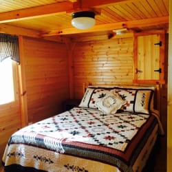 Hickory Cabins - Bedroom 1