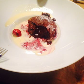 Hotel Mamie Jane - Fondant au chocolat bitter et coeur fondant de framboises et kumquat - Hotels Near Me - Aix-les-Bains, 73
