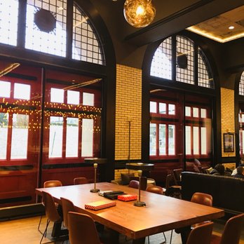 Foto de The Apparatus Room - Detroit, MI, Estados Unidos. a hint of remodeled old fire station HQ