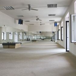 Bikram Yoga Schwabing - Yogaraum mit Platz für 30 Yogis und viel Licht und Luft