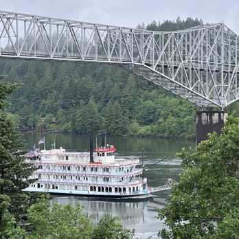 Best Western Plus Columbia River Inn - Bridge of the gods and a river cruise ship - Hotels Near Me - Cascade Locks, Oregon Best Western Plus Columbia River Inn - Bridge of the gods and a river cruise ship - Hotels Near Me - Cascade Locks, Oregon