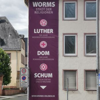 Borgnolo - Worms-Werbe-Plakat am Haus auf der anderen Straßenseite - Italian Near Me - Worms, RP