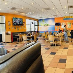 Ohana Hawaiian BBQ - Clean and vibrant dinning room