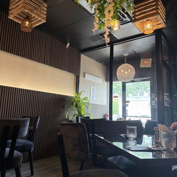 Flourish Cafe - The cute decoration and vibe - Cafes Near Me - Holland, Pennsylvania