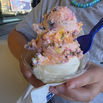 Handel's Homemade Ice Cream - Cotton candy on top and vanilla on bottom(medium bowl) - Ice Cream & Frozen Yogurt Near Me - Tucson, Arizona Handel's Homemade Ice Cream - Cotton candy on top and vanilla on bottom(medium bowl) - Ice Cream & Frozen Yogurt Near Me - Tucson, Arizona