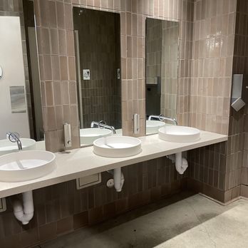 Erewhon - Nice clean restrooms to wash hands and pitstop! - Grocery Near Me - Beverly Hills, California