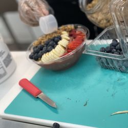 Kru Juice Bar - Strawberry Chocolate Smoothie Bowl