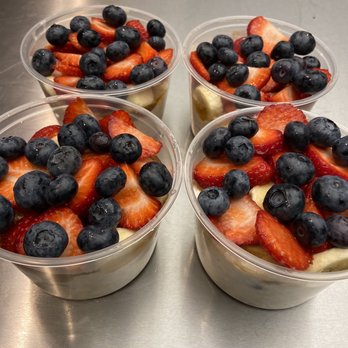Plant Meal Prep - strawberries and blueberries in plastic cups - Food Delivery Services Near Me Plant Meal Prep - strawberries and blueberries in plastic cups - Food Delivery Services Near Me