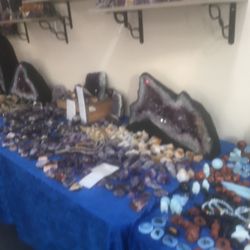Eclectic Treasurez - General layout / amethyst geode slices