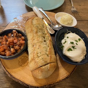 D'Avanzo's - Fantastic homemade bread platter with burratta with basil oil, bruschetta and scrumptious compound butter. Hot the entire meal! - Wine Bars Near Me - Goldendale, Washington