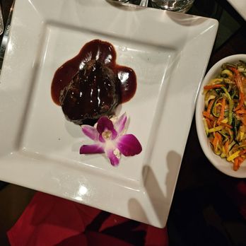 Stroubes - 6 oz filet with vegetables - Steakhouses Near Me - Baton Rouge, Louisiana Stroubes - 6 oz filet with vegetables - Steakhouses Near Me - Baton Rouge, Louisiana