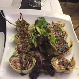 Fajita de carpaccio de buey, mahonesa de trufa, rúcula y parmesano. Fajita de carpaccio de buey, mahonesa de trufa, rúcula y parmesano.
