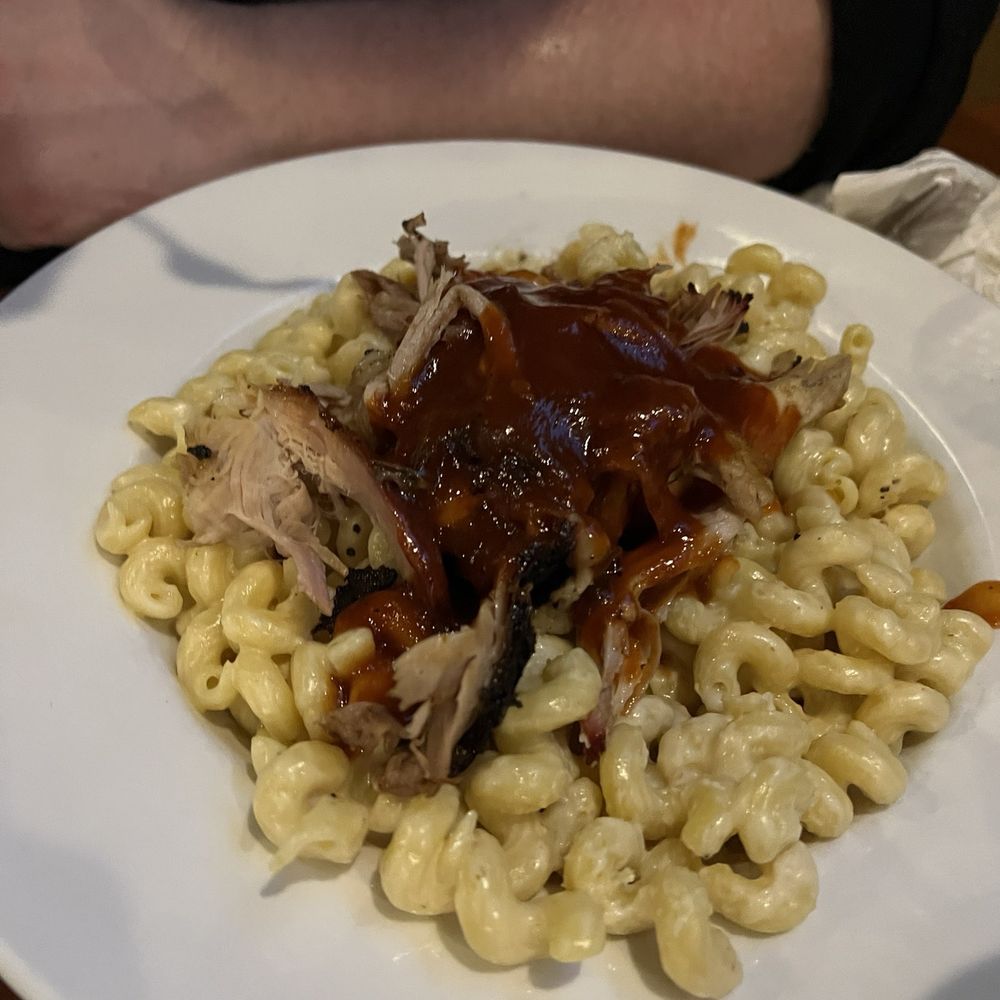 Blue Tractor Barbeque - Pulled Pork Mac and Cheese - American Near Me - Traverse City, Michigan