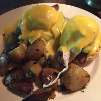 Deetjen's Restaurant - Egg Benedict - American Near Me - Big Sur, California Deetjen's Restaurant - Egg Benedict - American Near Me - Big Sur, California