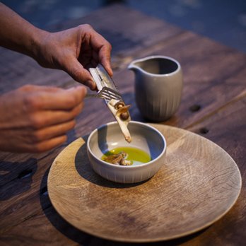 Tisk Speisekneipe - Glazed Scallop // Mushroom Consommé // Pearl Onion // Tarragon - German Near Me - Berlin, BE