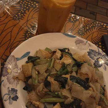 Ghin Khao Eat Rice - Pad siew - Thai Near Me - Chicago, Illinois Ghin Khao Eat Rice - Pad siew - Thai Near Me - Chicago, Illinois