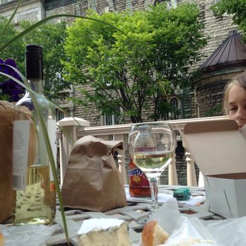 Chateau Du Faubourg - Picnic on the porch, such a wonderful spot - Hotels Near Me - Quebec City, Quebec