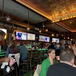 Iron Bar & Lounge - Bar & restaurant