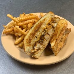 Sleepy Eye Golf Club - Cajun Chicken Melt with Fries