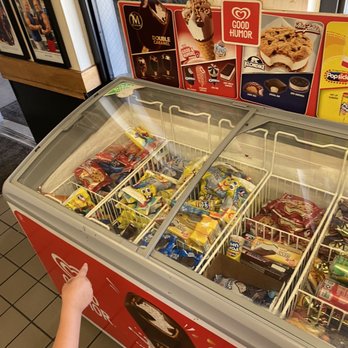 D'Amores Pizza - a child reaching for a display case - Italian Near Me - Malibu, California