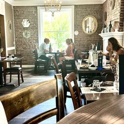 Bella Vino Wine Bar & Tapas - Charming interior