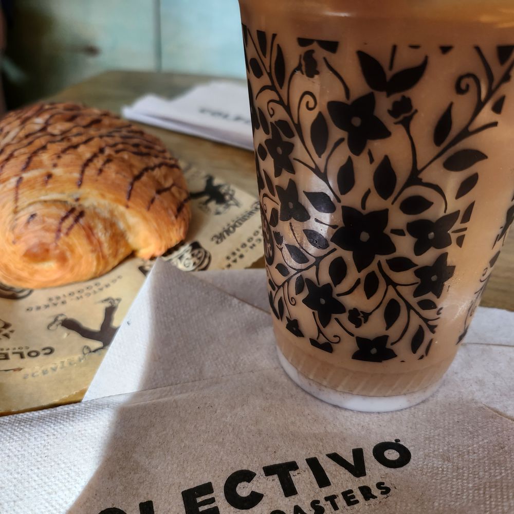 Colectivo Coffee Evanston - Drink and chocolate croissant - Coffee & Tea Near Me - Evanston, Illinois