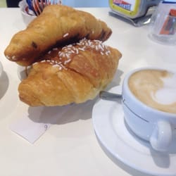 Carozzi Cafe - Cappuccino e brioche alla crema (2,40€): buono il cappuccino, ma brioche da dimenticare!