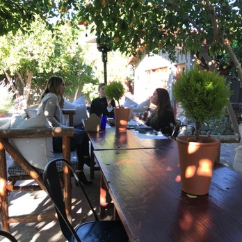 Sparrows Lodge - Outdoor lunch dining - Hotels Near Me - Palm Springs, California Sparrows Lodge - Outdoor lunch dining - Hotels Near Me - Palm Springs, California