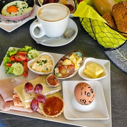 Café Benjamin - Vorne: "Frühstück wie daheim" (mit 2 Brötchen) 13,50€ + einen Milchkaffee 4,50€