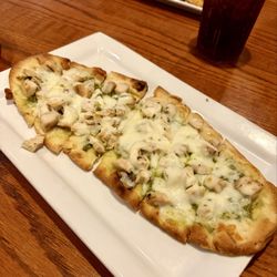 Baxter's American Grille - Chicken pesto flatbread