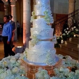 She added alot of flowers to the cake for me, which I did not ask her to. Very generous of chi Lien