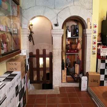 Don Carlos - Entrance to the staircase in the storefront - Wine Tours Near Me - Aranda De Duero, BU