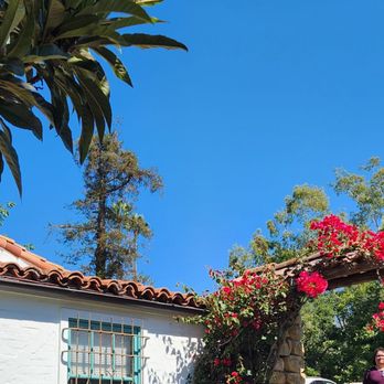 Casa del Herrero - Flowers everywhere - Museums Near Me - Montecito, California
