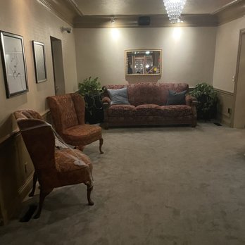 LaLa’s in the Lakes - a living room with couches and chairs - Salad Near Me - Akron, Ohio