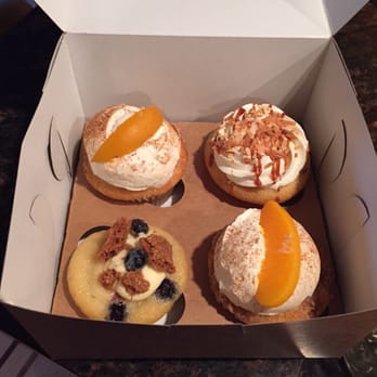 Molly's Cupcakes - Peach Cobbler, Blueberry Cheesecake and Coconut Castaway - Desserts Near Me - Chicago, Illinois