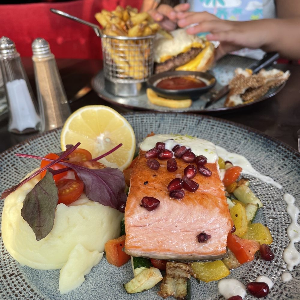 Les Barjots - Salmon and cheeseburger with no veggies per a child's request - Bistros Near Me - Paris, 75 Les Barjots - Salmon and cheeseburger with no veggies per a child's request - Bistros Near Me - Paris, 75